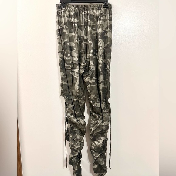 Fashion Nova Tide Is High Stacked Wide Leg Camo Pants Medium NWT - Picture 8 of 8